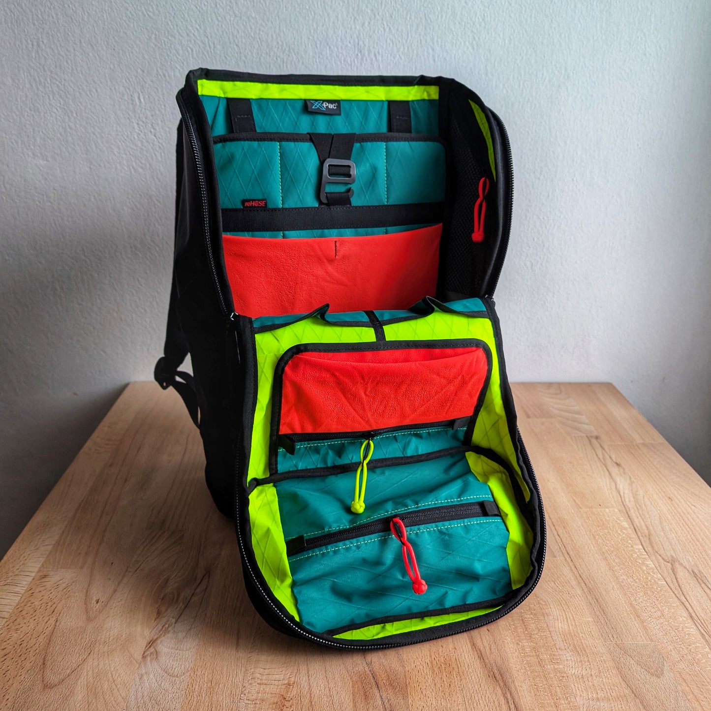 BUDDY 22 Neo - Black/Cadmium green/Hot lime + BLAZE 2 laptop sleeve + MUTE Velcro cover