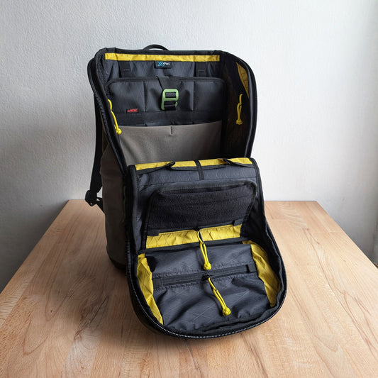 BUDDY 22 Neo - Olive green/Black/Bamboo + BLAZE 2 laptop sleeve