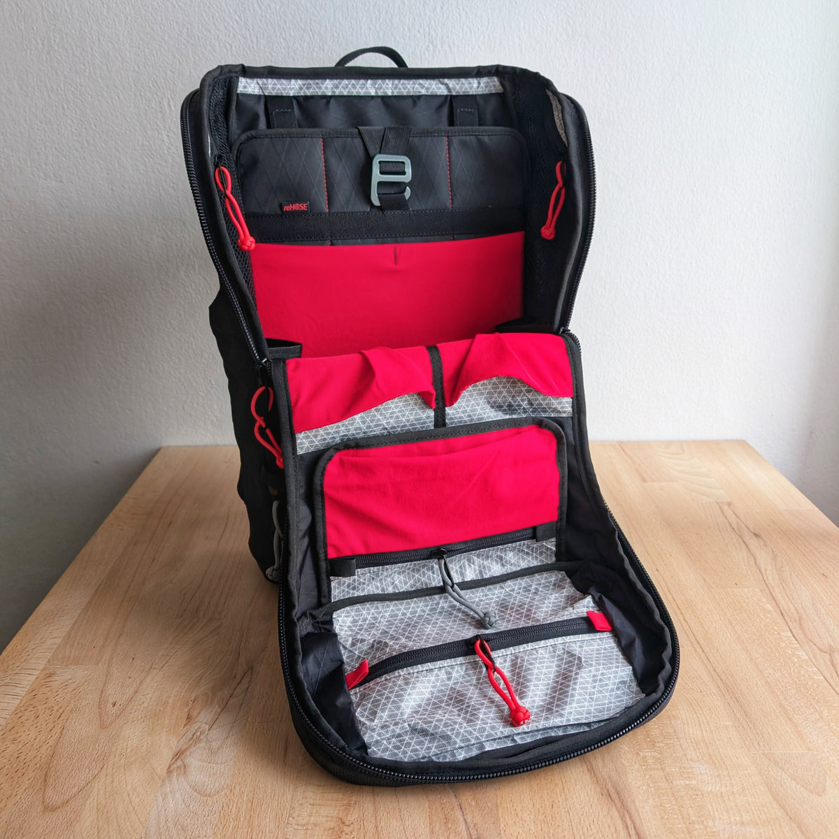 BUDDY 22 Neo ULTRA - Black/Silver/Red + BLAZE 2 laptop sleeve