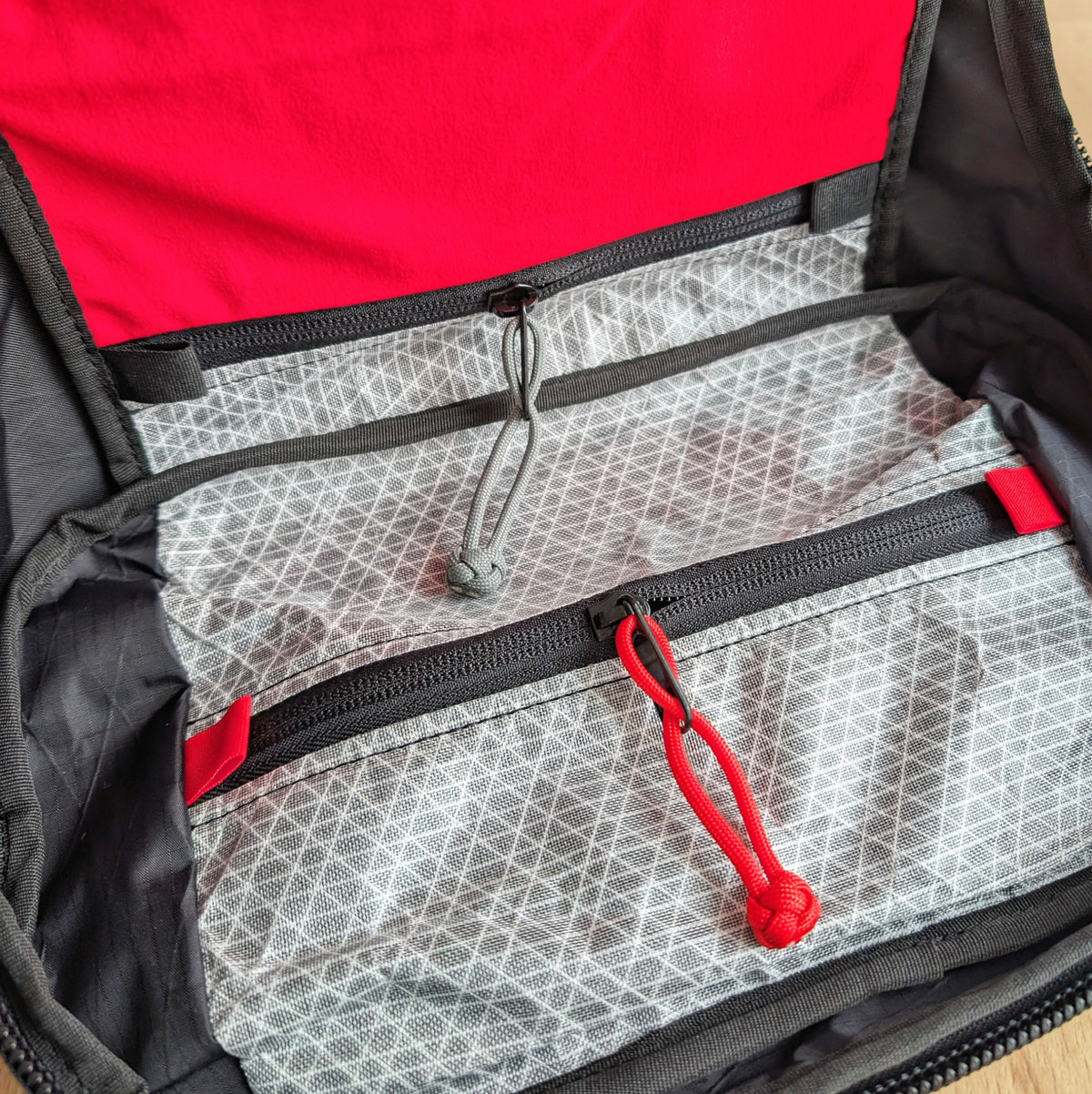 BUDDY 22 Neo ULTRA - Black/Silver/Red + BLAZE 2 laptop sleeve