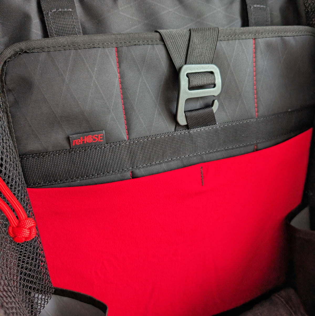 BUDDY 22 Neo ULTRA - Black/Silver/Red + BLAZE 2 laptop sleeve