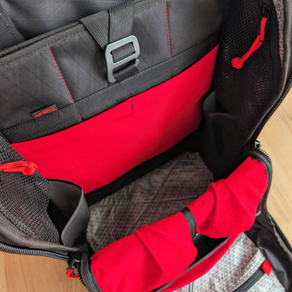 BUDDY 22 Neo ULTRA - Black/Silver/Red + BLAZE 2 laptop sleeve